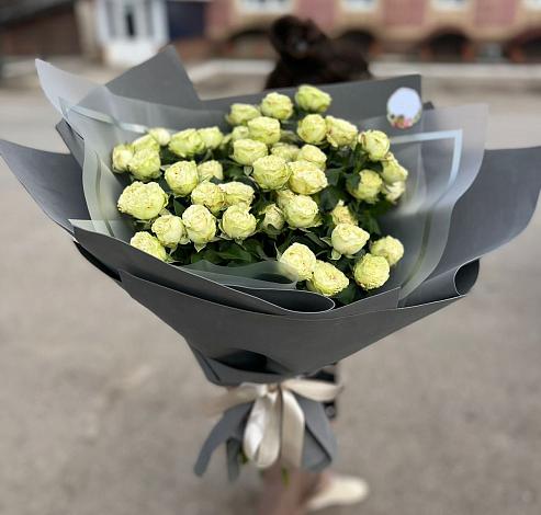 Букет Белые кустовые розы Солинеро в Монино